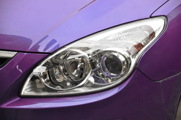紫色の車の頭部ランプ — ストック写真