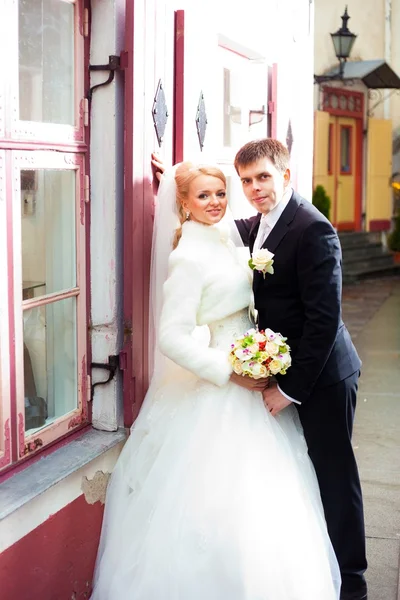 Schöner Bräutigam und die Braut auf der Straße der Altstadt — Stockfoto