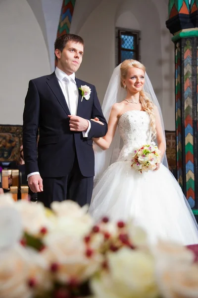 Bräutigam und Braut bei Trauung im alten Rathausinnenraum — Stockfoto
