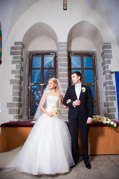 Groom and bride during wedding ceremony in old town hall interior — Stock Photo, Image