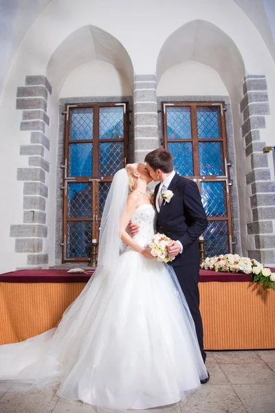 Pierwszy pocałunek pana młodego i panny młodej podczas ceremonii ślubnej — Zdjęcie stockowe
