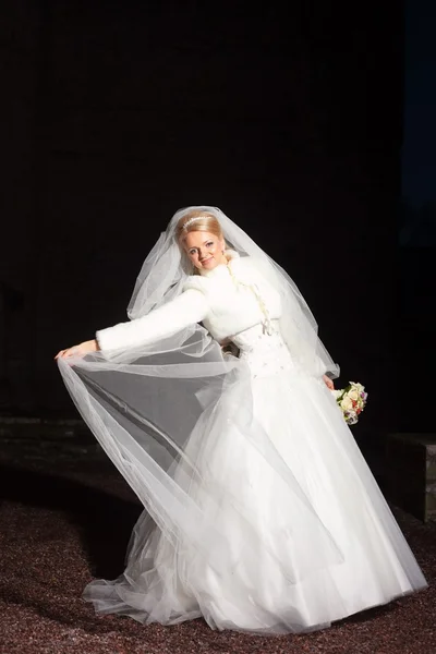 Невеста на улице по ночам — стоковое фото