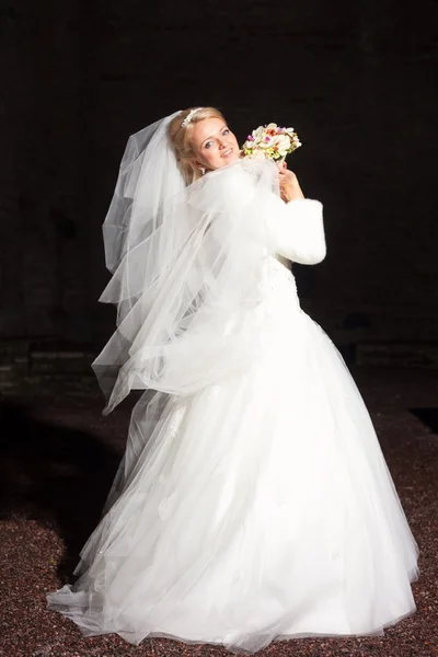 夜に屋外の美しい花嫁 — ストック写真