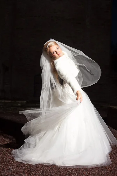 Bella sposa all'aperto di notte — Foto Stock