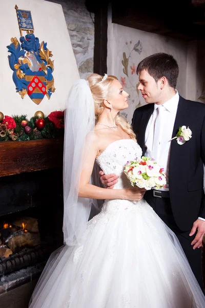 Schöner Bräutigam und Braut im Interieur — Stockfoto