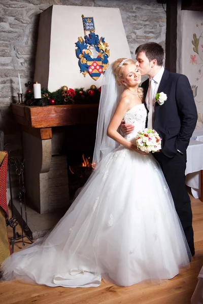 Vackra brudgummen och bruden i inre — Stockfoto