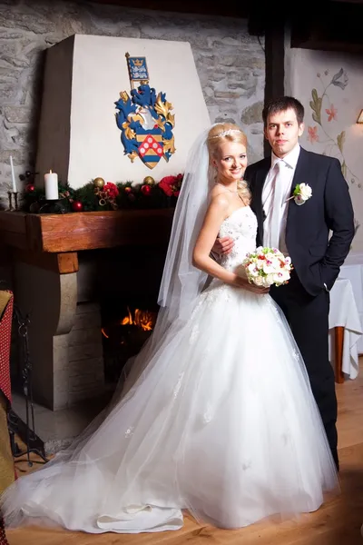Mooie bruidegom en de bruid in interieur — Stockfoto