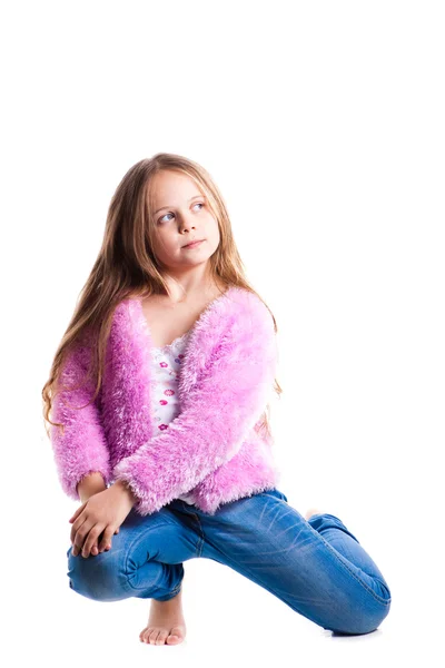 漂亮的小女孩的粉色摆造型上白色隔离 — 图库照片