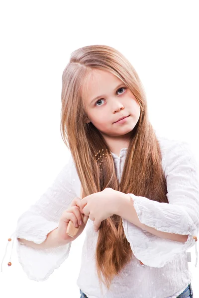 Menina bonito pentear cabelos loiros longos finos em branco isolado — Fotografia de Stock