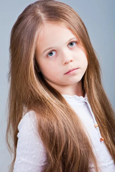 長いブロンドの髪と美しい小さな女の子 — ストック写真