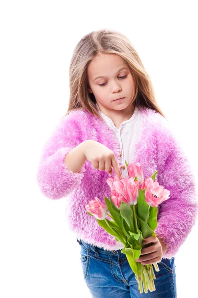 Vacker liten flicka med bukett rosa tulpaner isolerad på vit — Stockfoto