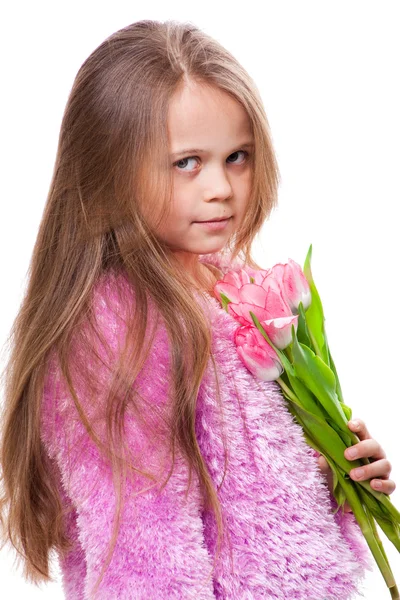 Красивая маленькая девочка с букетом розовых тюльпанов изолированы на белом — стоковое фото