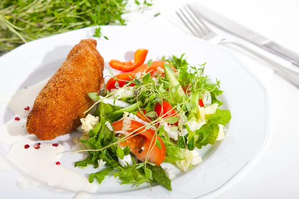 Česnek kuře Kyjev s na míchaném listovém salátu — Stock fotografie