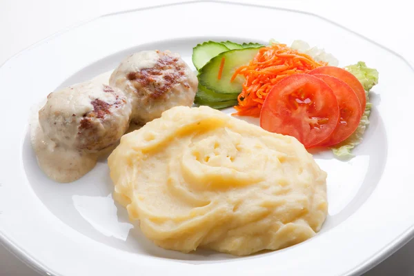 Meat cutlet with mashed potatoes and fresh salad — Stock Photo, Image