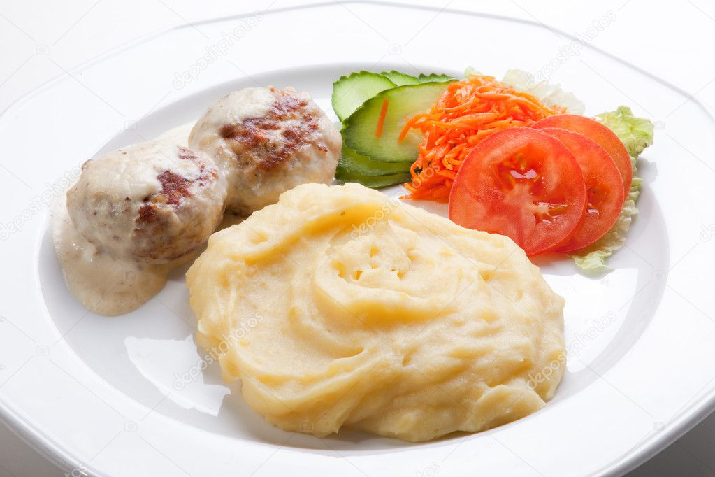 Meat cutlet with mashed potatoes and fresh salad