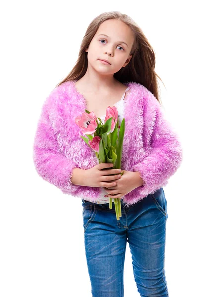 Bella bambina con bouquet di tulipani rosa isolati su bianco — Foto Stock