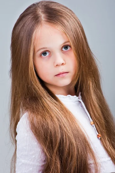 长长的金发的漂亮小女孩 — 图库照片