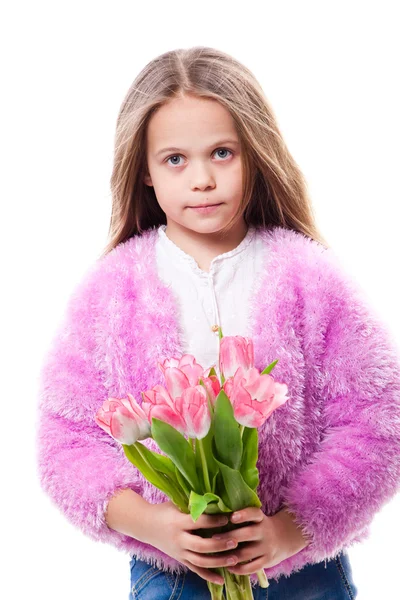 Vakker liten jente med bukett med rosa tulipaner isolert på hvit – stockfoto