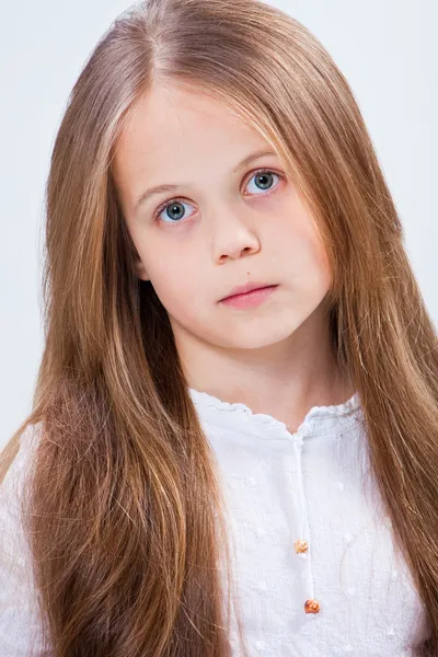 Hermosa niña con el pelo largo y rubio —  Fotos de Stock