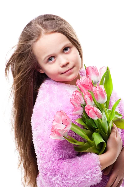 Schöne kleine Mädchen mit Strauß rosa Tulpen isoliert auf weiß — Stockfoto
