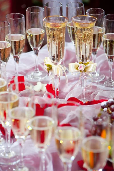 Bruden och brudgummen glas champagne — Stockfoto