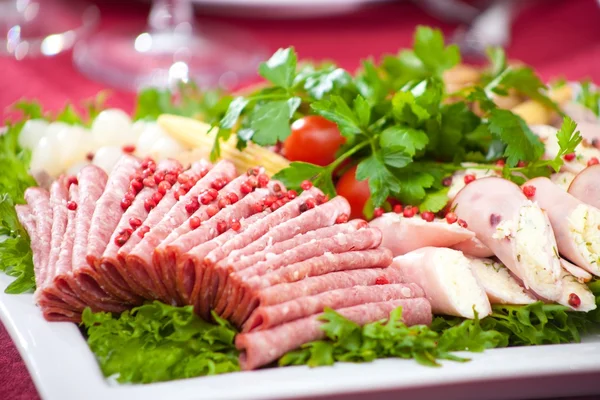 Kalte Vorspeise mit Schinken, Käse und frischem Salat — Stockfoto