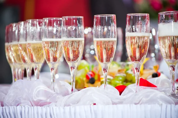 Glas champagne op feestelijke tafel — Stockfoto