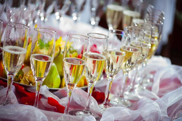 Glas champagne op feestelijke tafel — Stockfoto