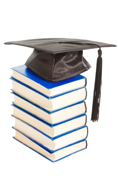 Böcker med svart lock kandidatexamen isolerad på vit — Stockfoto