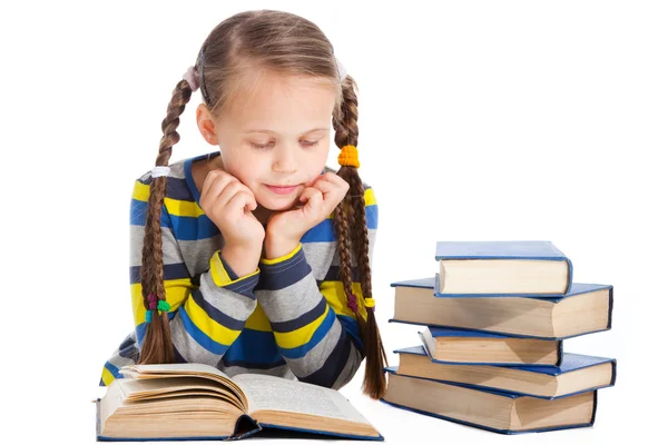 Schoolmeisje aandachtig lezen van het boek op geïsoleerde Wit — Stockfoto