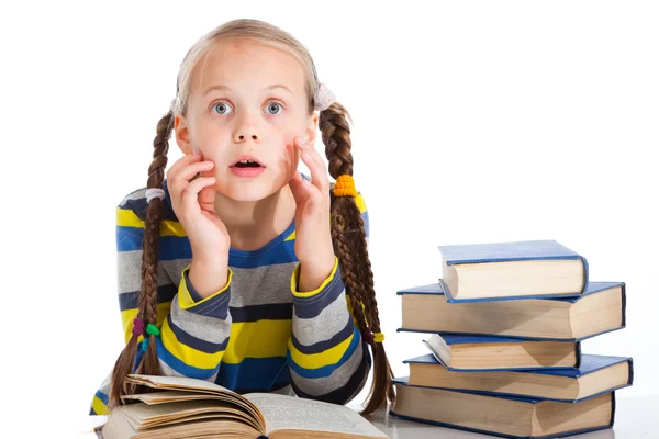 Menina surpreendida lendo livros sobre branco isolado — Fotografia de Stock