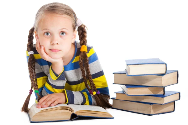Chica sorprendida leyendo libros sobre blanco aislado —  Fotos de Stock