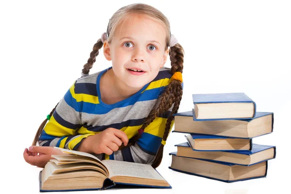 Chica sorprendida leyendo libros sobre blanco aislado — Foto de Stock