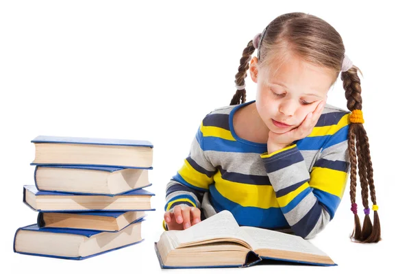 Kız öğrenci dikkatle izole beyaz kitap okuma — Stok fotoğraf