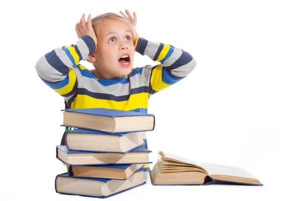 Školačka s hrůzou při pohledu na hromady knih na izolované bílá — Stock fotografie