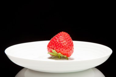 Kırmızı strawberr siyah bir arka plan ile beyaz daire