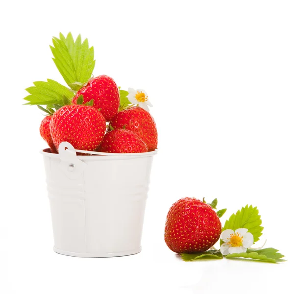 Cubo con fresa fresca en el blanco aislado — Foto de Stock