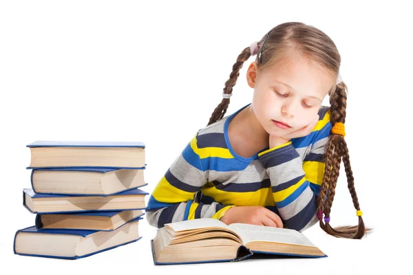 Izole beyaz kitap üzerinde uyuyan liseli kız — Stok fotoğraf