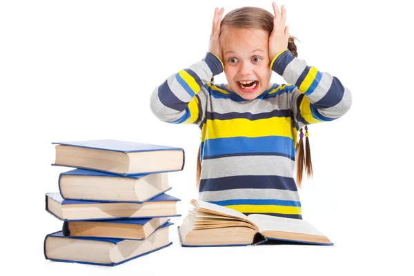 Écolière avec horreur regardant pile de livres sur blanc isolé — Photo