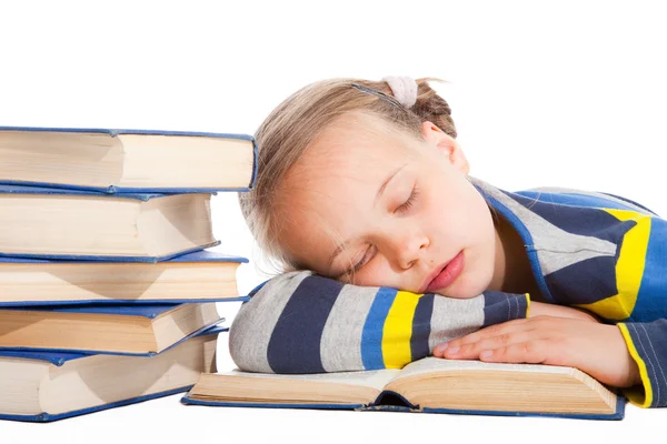 Школьница спит над книгой на изолированном белом — стоковое фото