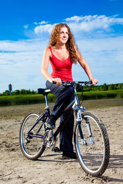 Όμορφη γυναίκα με ποδήλατο στη θάλασσα — Φωτογραφία Αρχείου