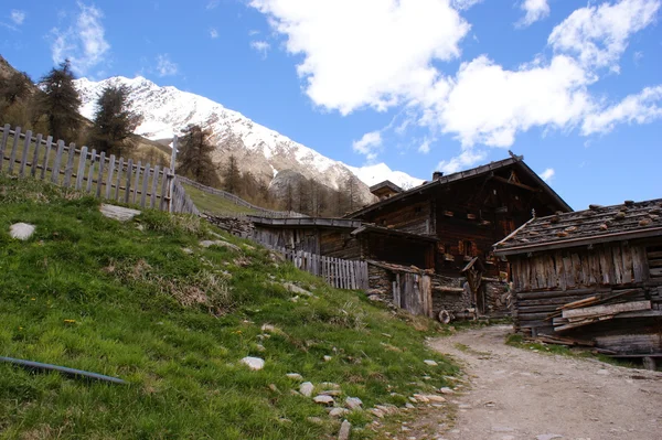 Eski bir alpine hut — Stok fotoğraf