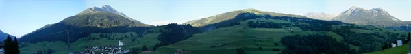Panorama du monde montagneux de Savognin — Photo