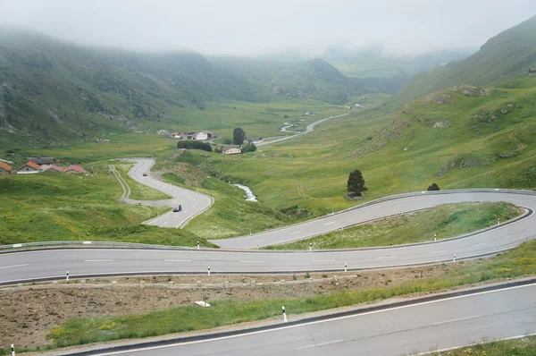 Ένας δρόμος πέρασμα στην Ελβετία το — Φωτογραφία Αρχείου