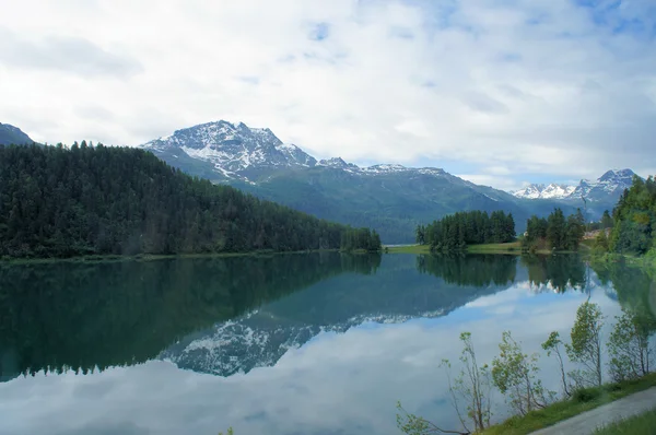 Отражение в горном озере — стоковое фото