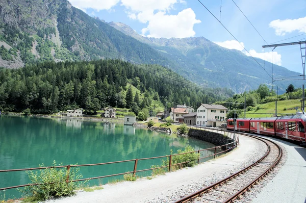 De bernina-spoorlijn in het Zwitserse kanton Graubünden — Stockfoto