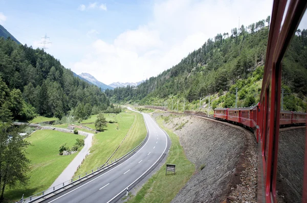 Krajina na jihu Graubünden ve Švýcarsku — Stock fotografie