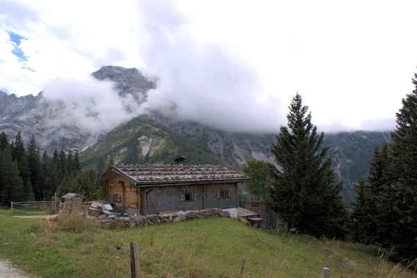 Stare drewniane chaty w Alpach Bawarskich — Zdjęcie stockowe
