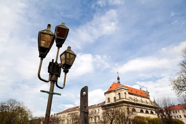 Vecchia lanterna in città sopra il cielo — Foto Stock