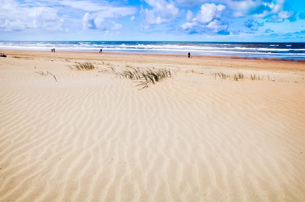 Praia de areia e céu azul — Fotografia de Stock